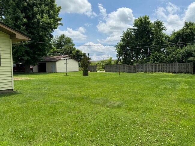 Building Photo - 102 Oaklawn Cir