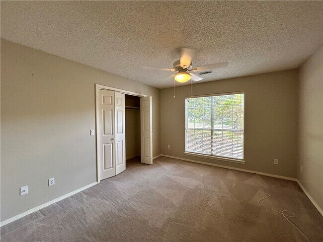 Building Photo - 1826 N Glenbrook Pl