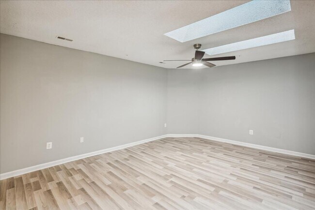 Building Photo - Great 3+2+ Loft in Germantown!