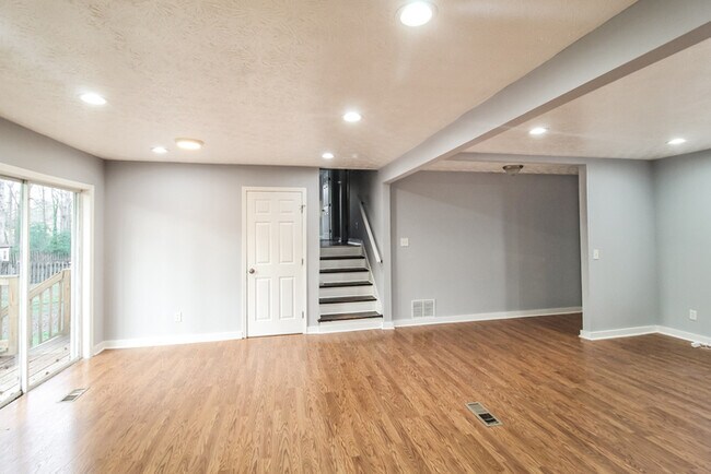 Building Photo - Fantastic 4bd/3ba home! Let yourself in!