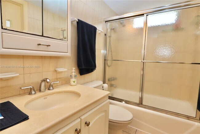 Building Photo - 2851 Leonard Dr