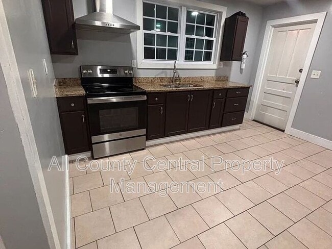 Building Photo - 1811 Courtney Ave