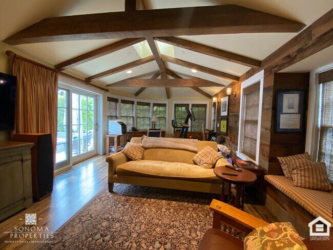 Building Photo - Stunning Furnished Eastside Home