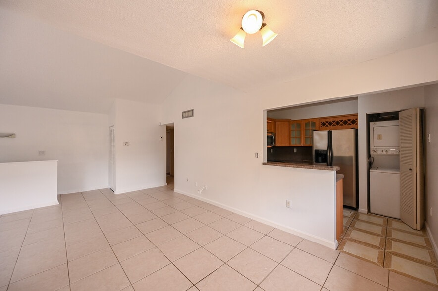 Building Photo - 445 W Park Dr