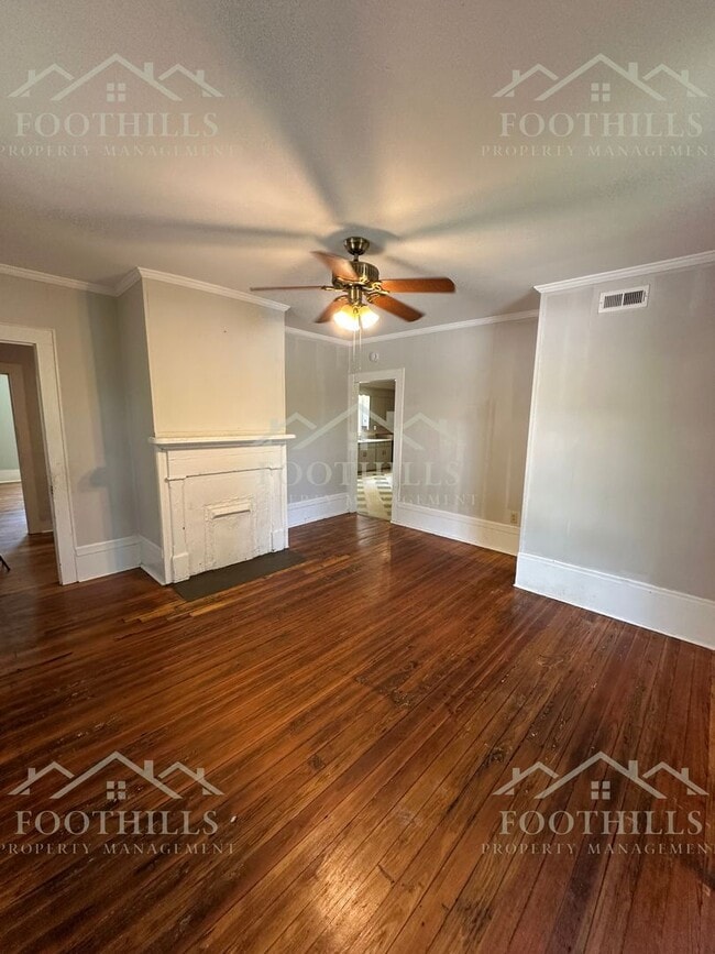 Building Photo - Charming 4-Bedroom Single Family House Nea...