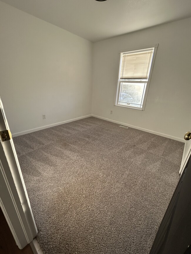 Building Photo - 870 W Blakeland Dr