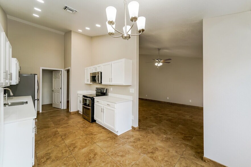 Building Photo - 7907 N Roundstone Dr