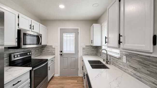 Building Photo - 13638 Greenridge Dr
