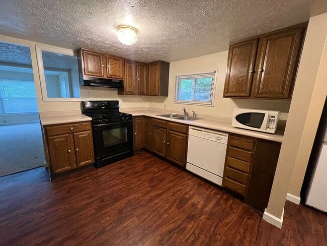 Building Photo - 115 E Montrose St