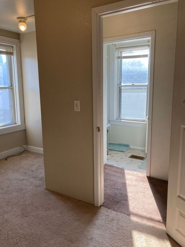Building Photo - Three Bedroom Single-Family Home Close To ...