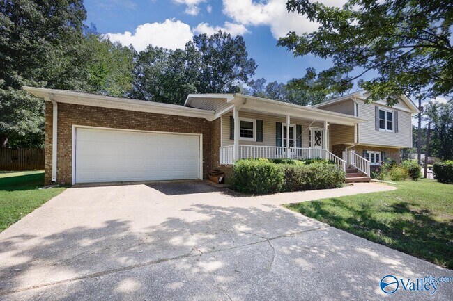 Building Photo - 8002 Greenwillow Ct SE