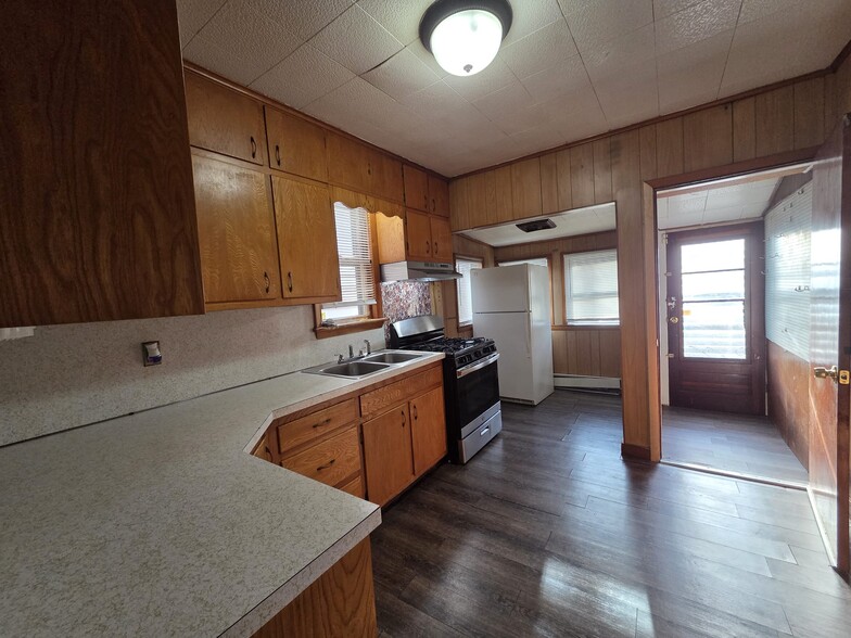 Building Photo - 301 S Logan Ave