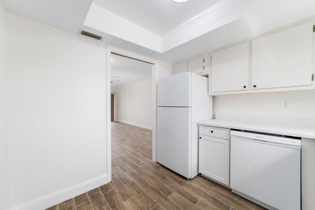 Building Photo - 2567 Dudley Dr W