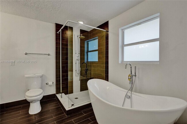 Building Photo - 3100 NE 56th Ct