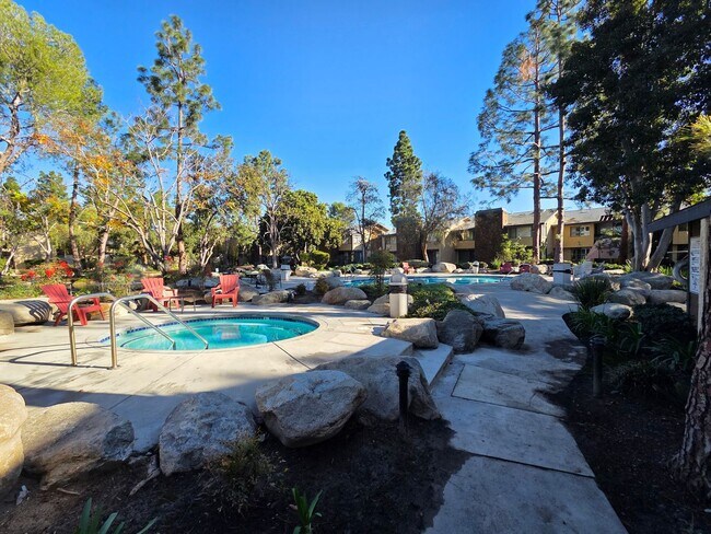 Building Photo - Charming 1 Bed, 1 Bath Lakewood Shores condo!