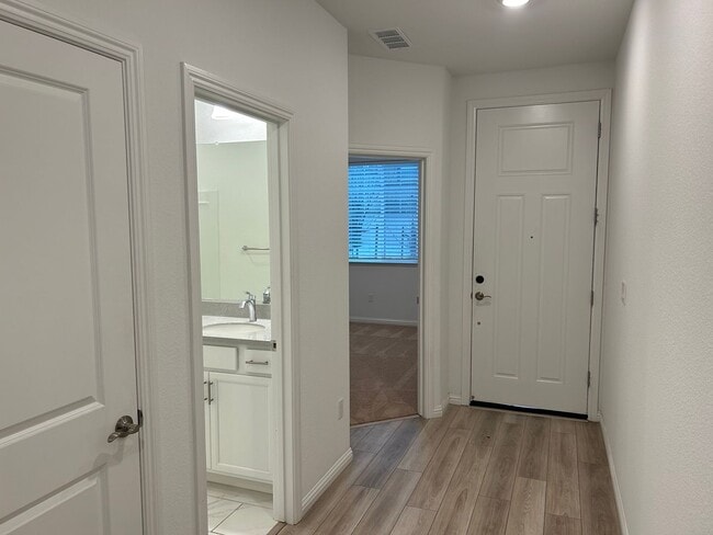 Building Photo - Beautiful 4 Bedroom 3 Bath Brentwood Home