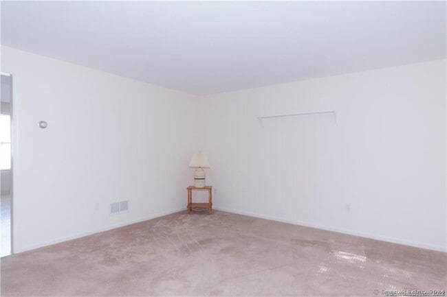 Building Photo - 6 Larkspur Ln