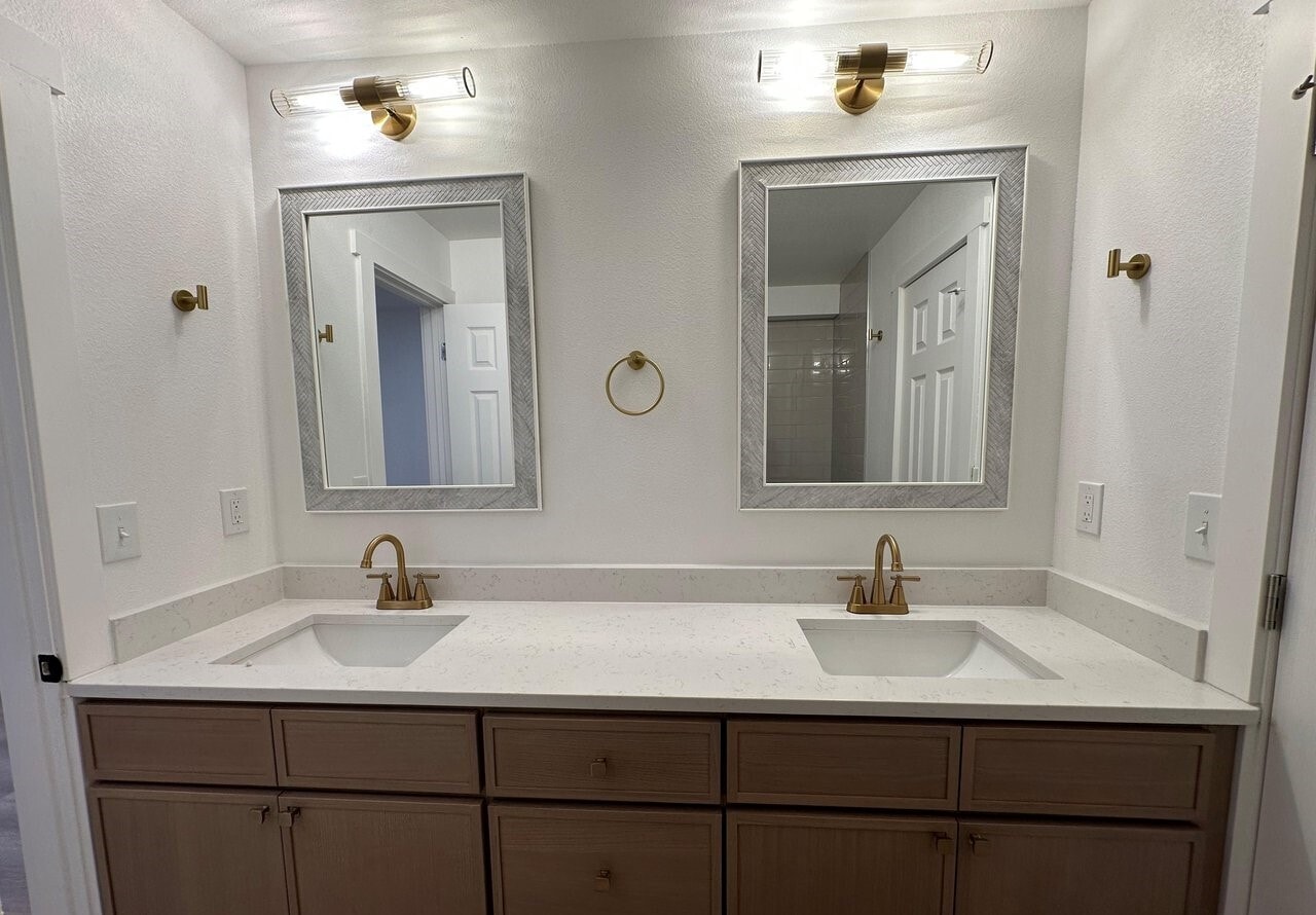 Full-Bathroom - 1065 University Ave