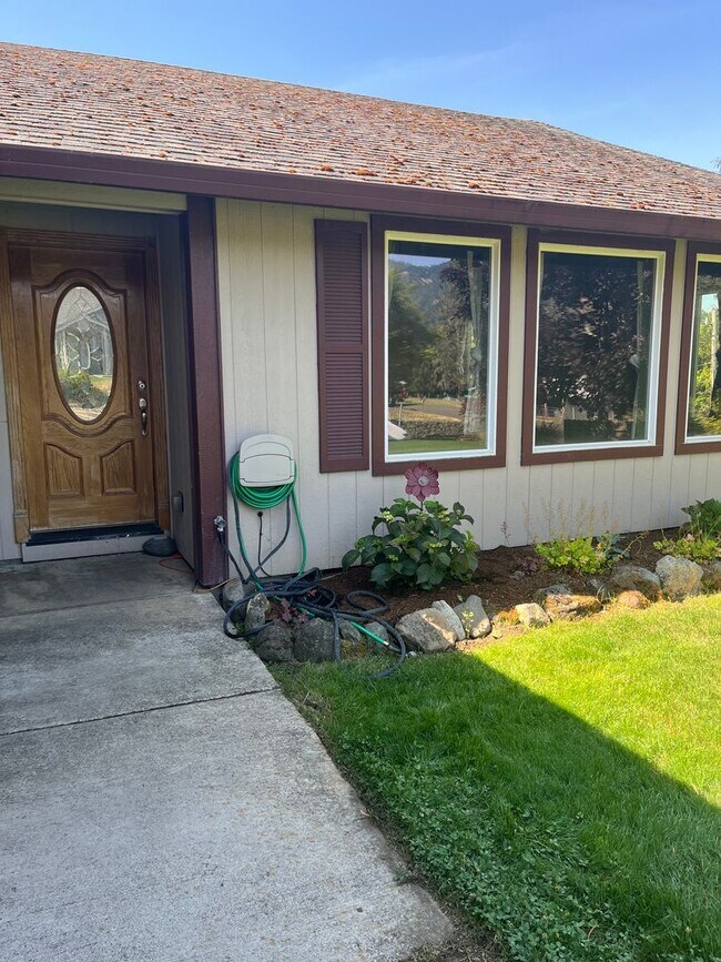 Building Photo - Large 3 bed/2 bath single family home