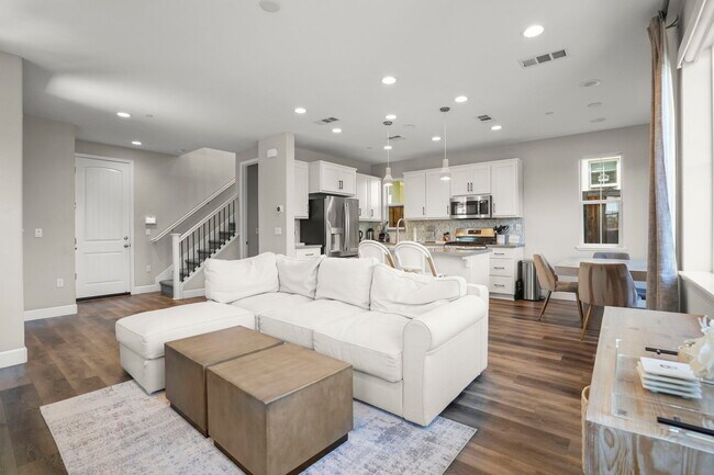 Building Photo - 3893 Villa Vista Pl