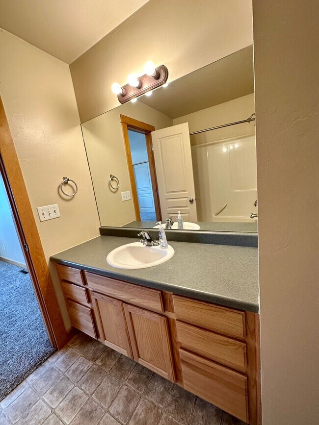 Building Photo - Spacious & Updated Townhome in Broadwater ...