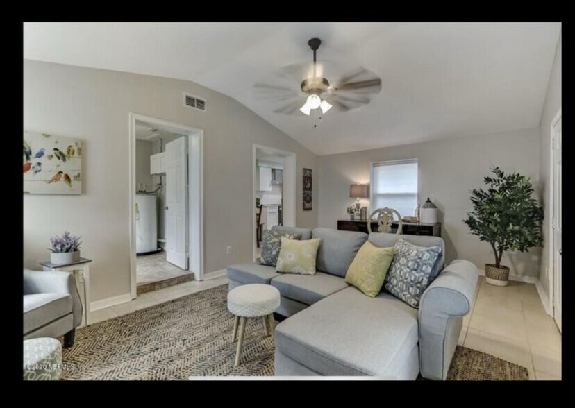 Building Photo - 4261 Key Largo Dr