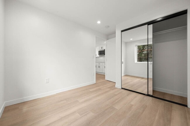 Building Photo - 4012 S Hillcrest Dr
