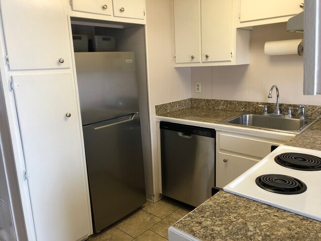 Kitchen 2 - 3005 Highland Rd