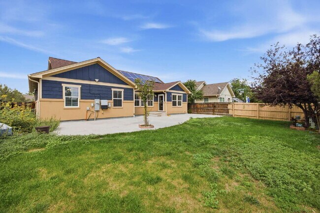 Building Photo - Spacious 5-Bed Retreat with Modern Updates in Aurora. Included - Greenhouse and Shed!