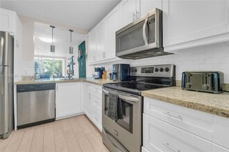 Building Photo - 9410 Poinciana Pl