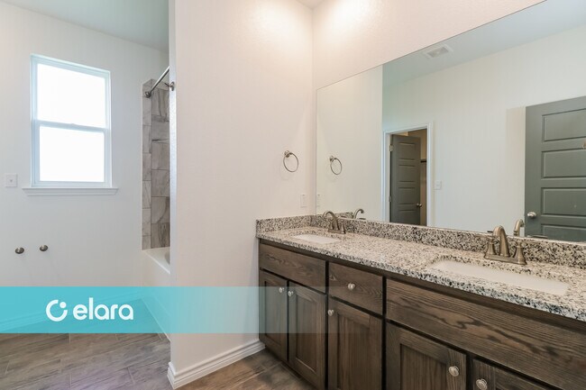 Building Photo - 2219 HORNBEAM ST