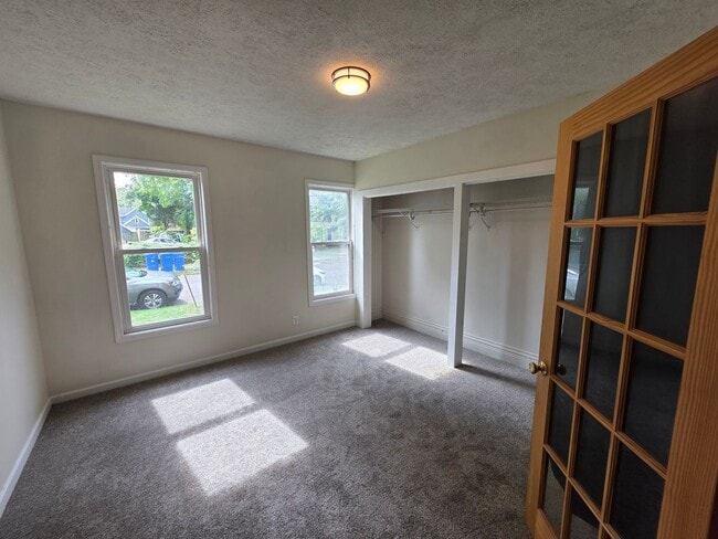 Building Photo - South Wedge Large 2 Bedroom Half House 1st Fl Floor Avail Mid October