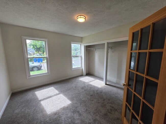 Building Photo - South Wedge Large 2 Bedroom Half House 1st...