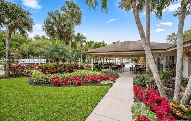 Building Photo - 2701 S Palm Aire Dr