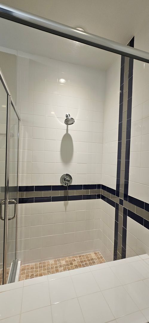 Building Photo - Congress Park High Rise Living! Huge Main Floor 2 Bed 2 Bath