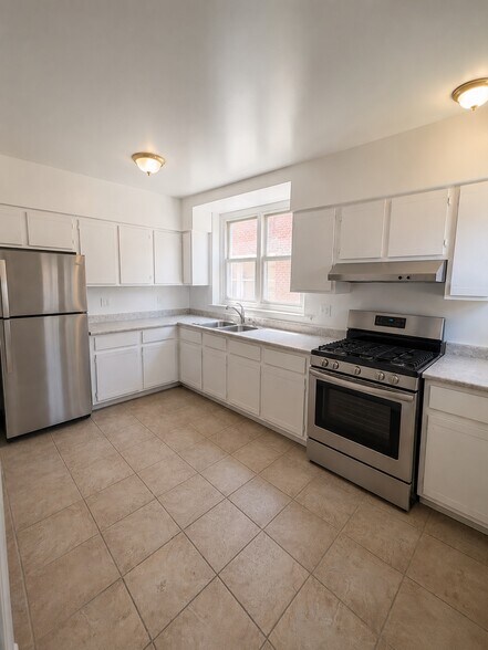 Building Photo - 8120 S Ellis Ave