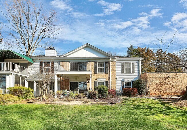 Building Photo - Spacious 2BR/2BA Condo in Prime South Charlotte Location!