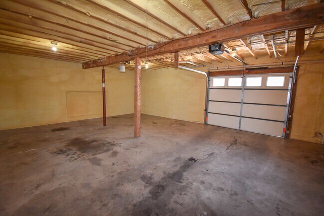 Building Photo - Two Bedroom Apartment in Jersey Shore with Many Amenities!