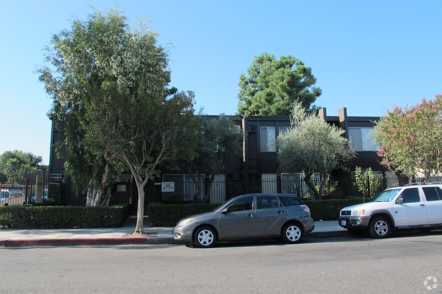 Building Photo - 18552-18554 Collins St