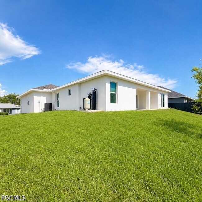Building Photo - 3464 NE 9th Pl