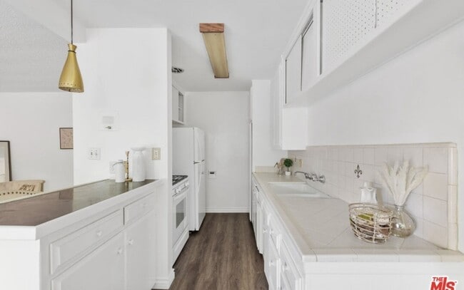Building Photo - 2621 S Centinela Ave