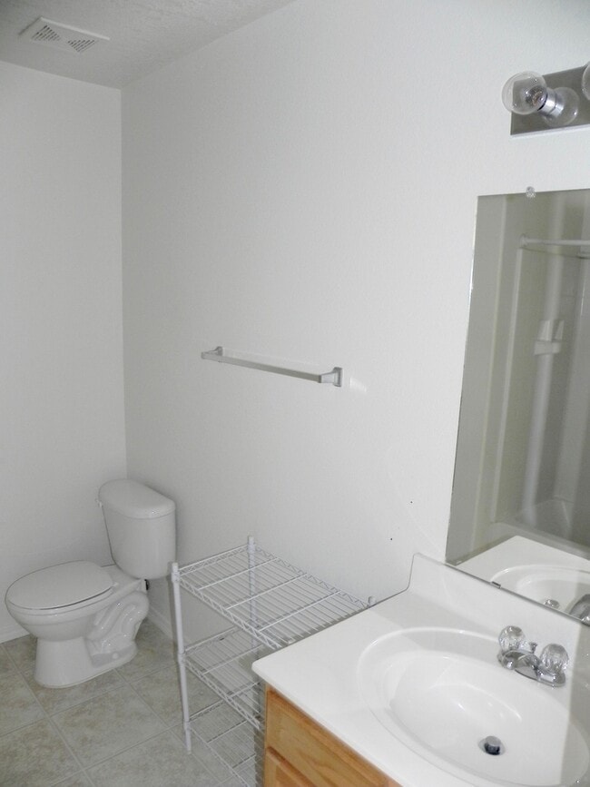 Building Photo - Prominent 3 Bedroom, 2 Bath Single Story Home In Rio Rancho!