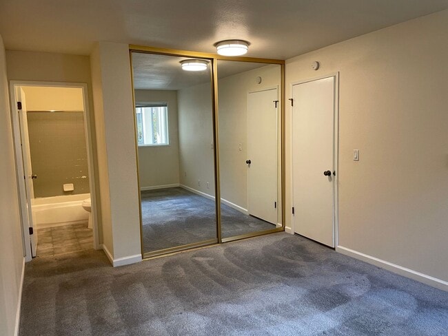 Building Photo - $500 off 1st months rent!!  Bright and Modern Northgate Condo!