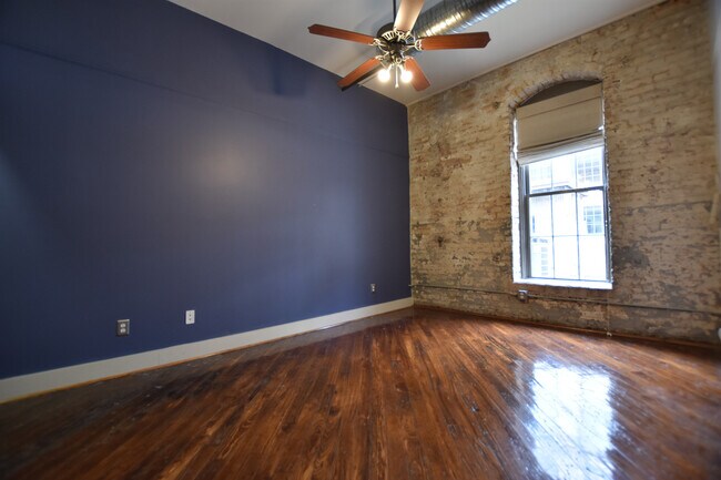 Building Photo - Stunning  2 Bedroom Loft @ Piedmont Leaf Lofts in Innovation Quarter!