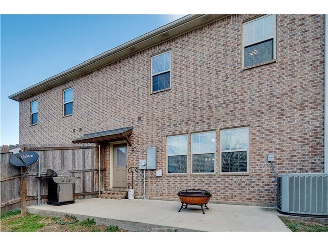 Building Photo - August 2025 Move In! Beautiful 3 Bed, 3.5 ...