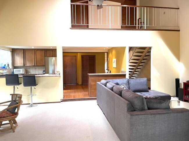 Building Photo - Lake view 3 bedroom, 3 bath plus office in...