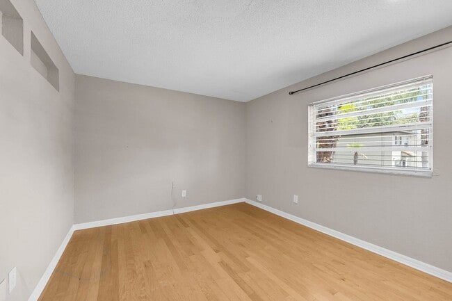 Building Photo - Renovated Condo in Downtown's coveted Dela...