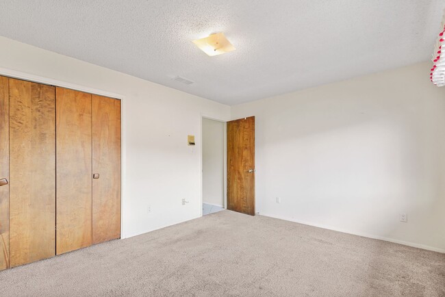 Building Photo - 3 Bedroom 2 Bath Conveniently Located House!