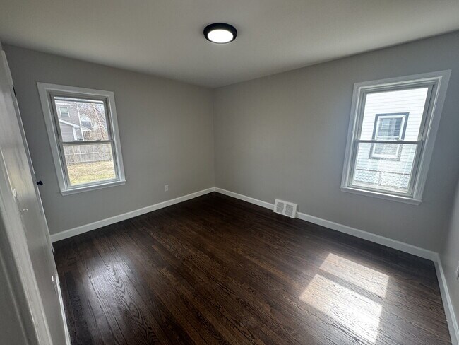 Building Photo - Spacious 3-Bed, 2-Bath Home in Berkley