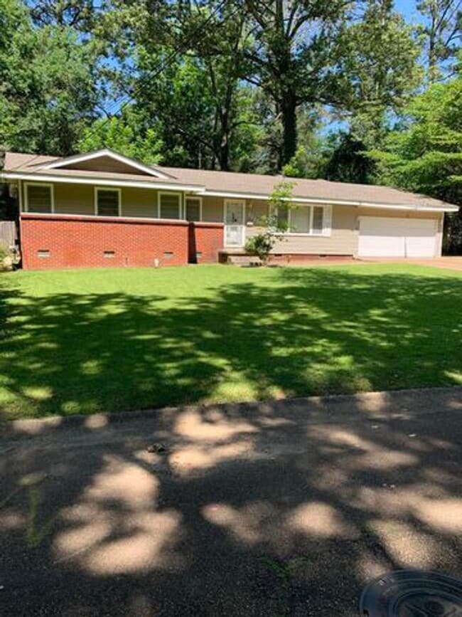 Building Photo - Great 4 bed house w/ bonus